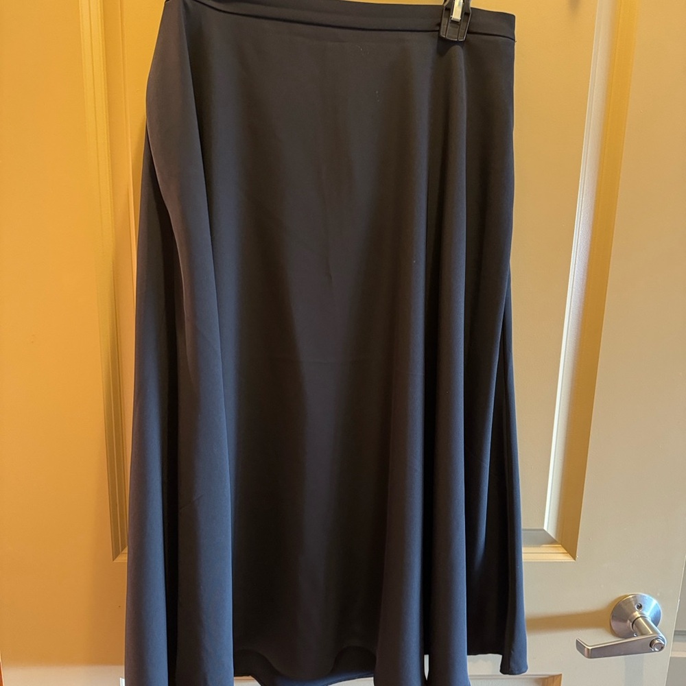 Uniqlo Elegant Black Women's Skirt with Pockets